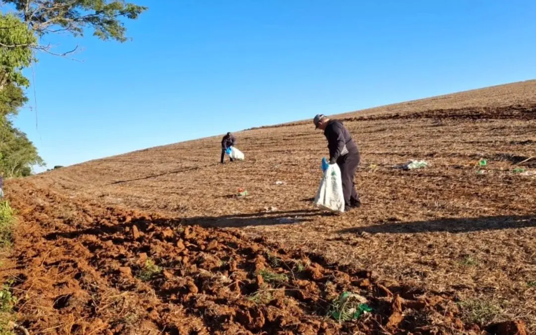 Mutirão de limpeza marca o Dia do Trabalhador em Quinze de Novembro