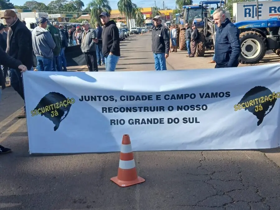 Agricultores bloqueiam ERS-223 em Ibirubá e reforçam: “Só a securitização pode nos salvar”