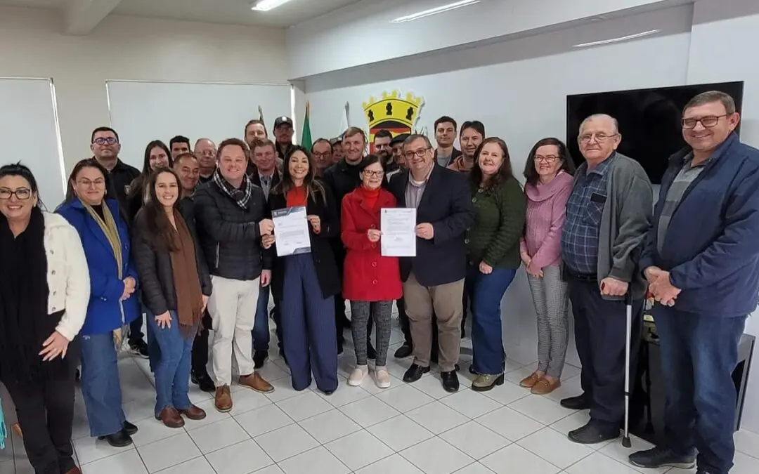 Recurso federal assegura ônibus para transporte de idosos em Quinze de Novembro