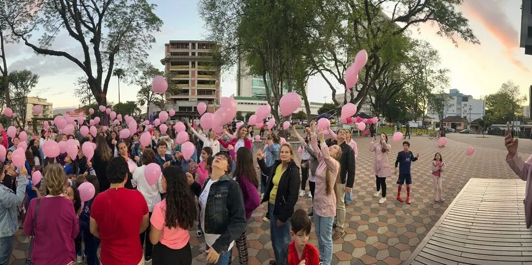 Outubro Rosa encerrado com emoção, dança e muita esperança em Ibirubá, no mesmo dia o Aulão #TodaspelaGio reune dezenas de pessoas em momentos marcantes de fé, solidariedade e amor à vida.