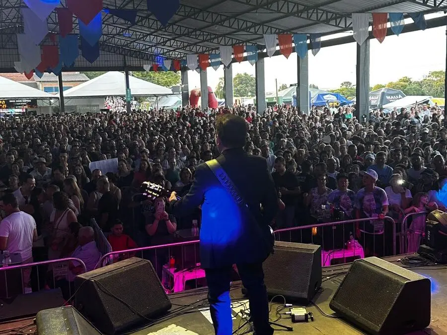 Show de Amado Batista lota a 17ª ExpoQuinze e emociona público neste domingo