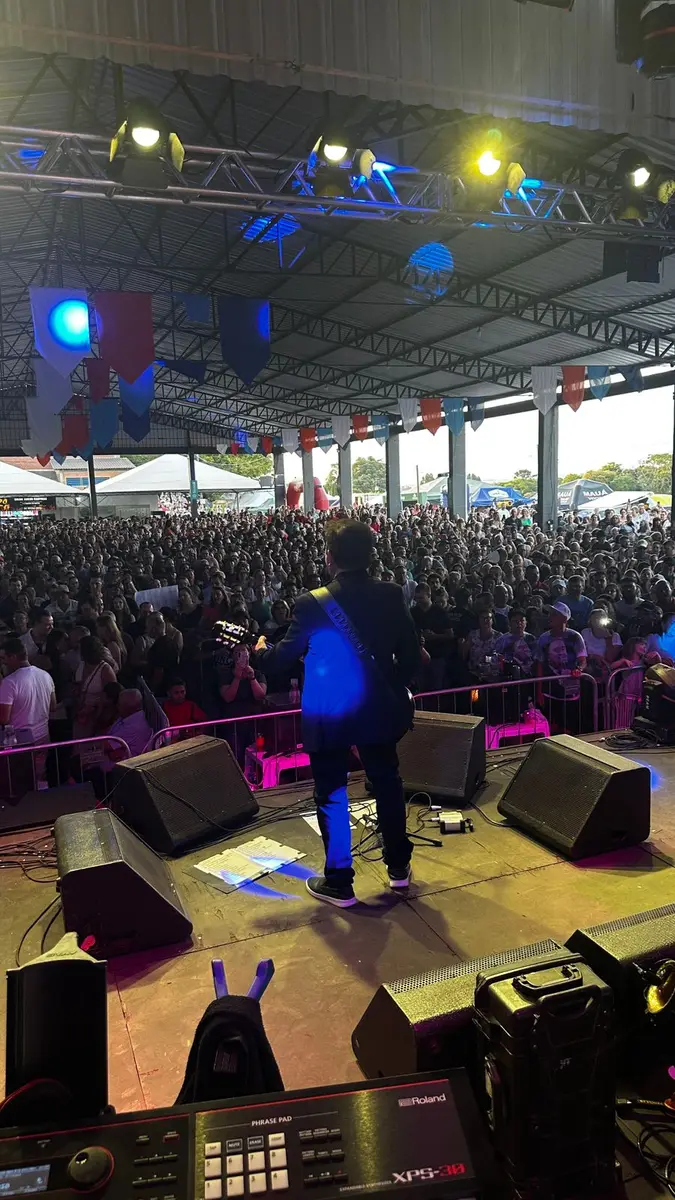 Show de Amado Batista lota a 17ª ExpoQuinze e emociona público neste domingo